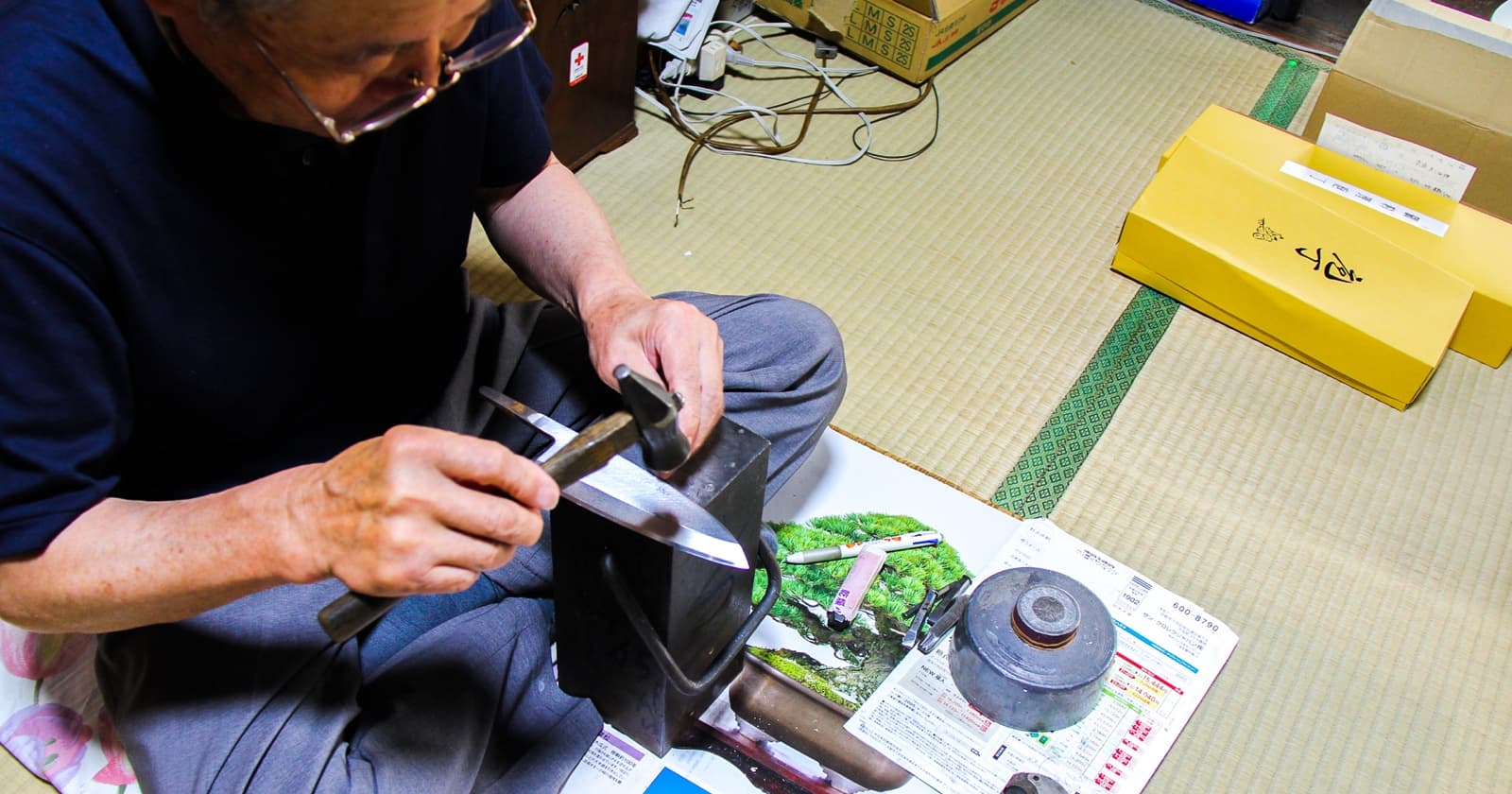 写真: 三木市の職人が刃物を作っている2