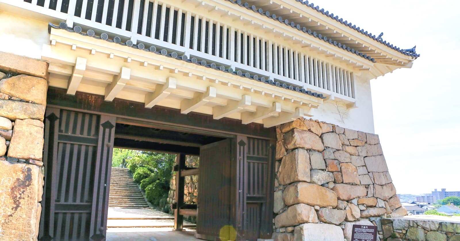 写真: 岡山県の岡山城の城門