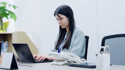 女性 パソコン作業 横顔